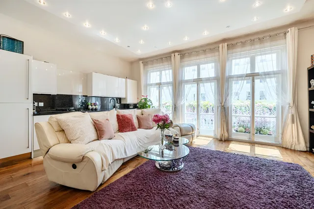 Photo 2 — Flat 4, 50 Queens Gate Terrace, London