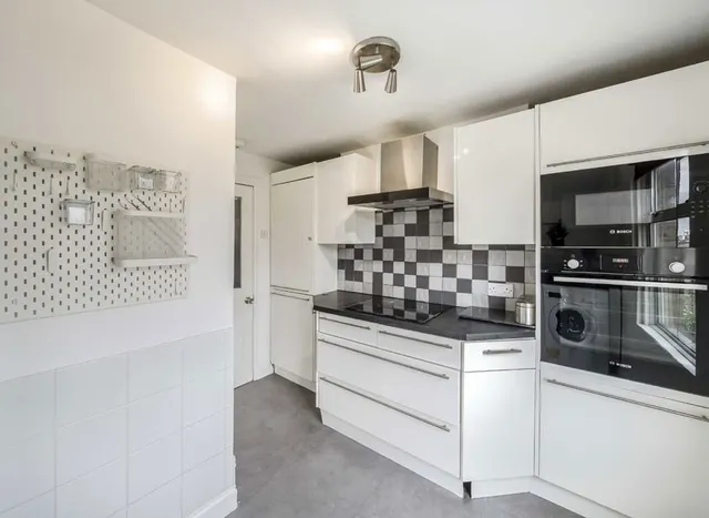 Photo 3 — Garfield Road, Clapham Common North Side, SW11