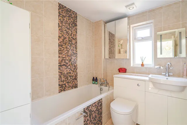 Photo 2 — Leys Close, Northend, Southam, Warwickshire, CV47