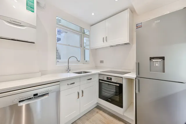 Photo 3 — Flat 3, 52-70 Fitzgeorge Avenue, London