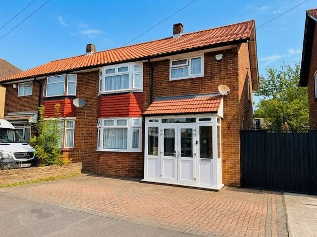 Gresham Drive, Romford, RM6, photo 1