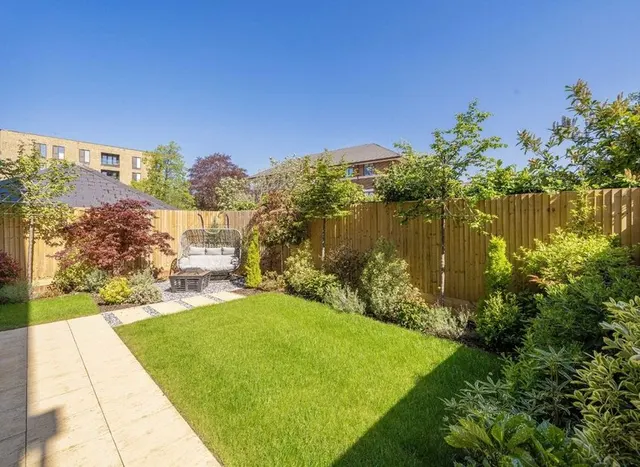 Walton Court Gardens, Weybridge, KT12, photo 1