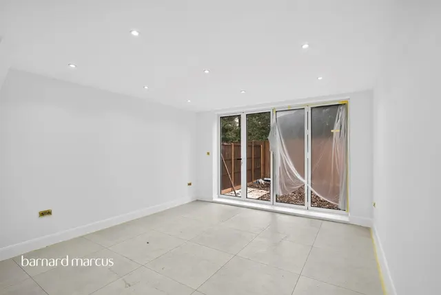 Photo 3 — Kingswood Way, South Croydon