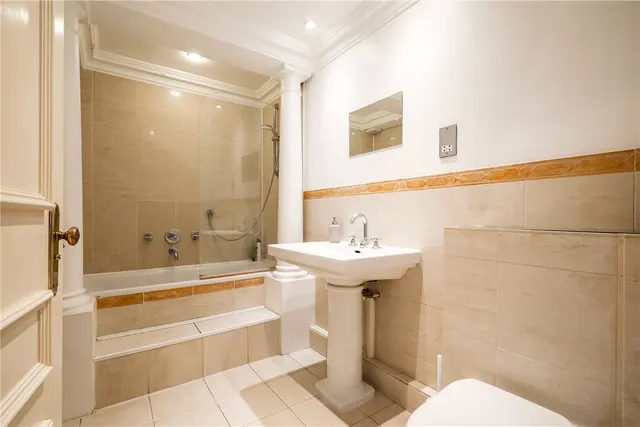 North Common Road, London, W5, photo 1