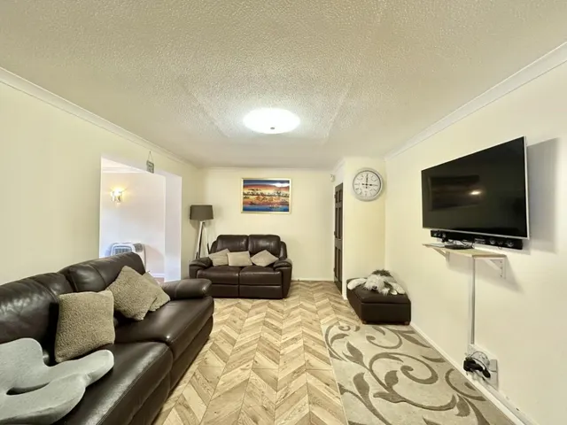 Brentford Close, Yeading, UB4, photo 2