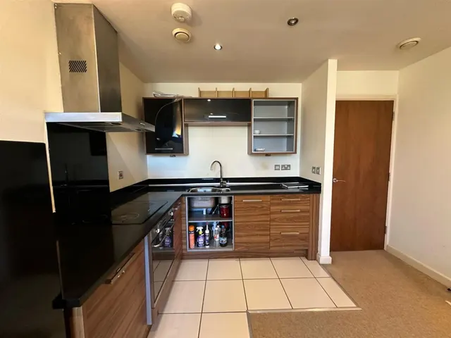 Leeds Road, Bradford, BD1, photo 3