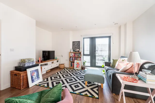 London, NW10, photo 1