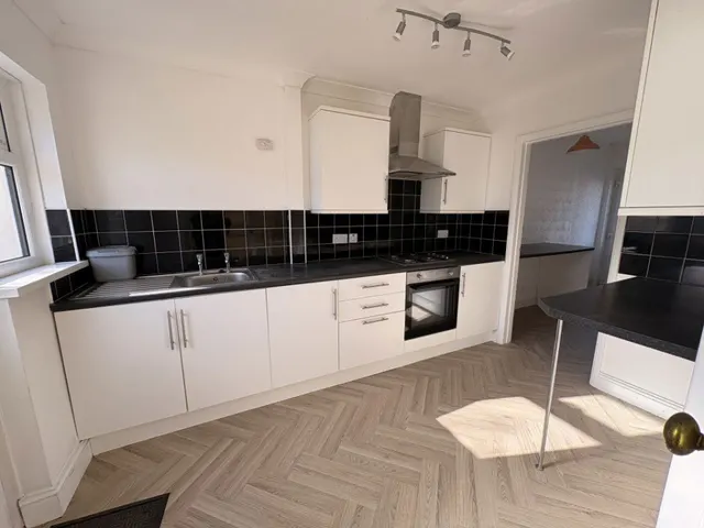 Longvue Road, Sandfields, SA12, photo 2