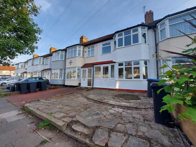 Pembroke road, N13, photo 1