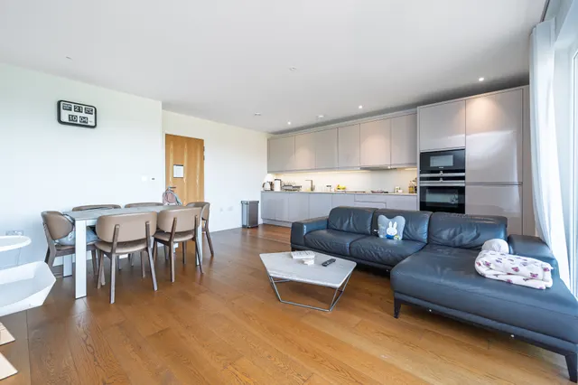 London, NW9, photo 1