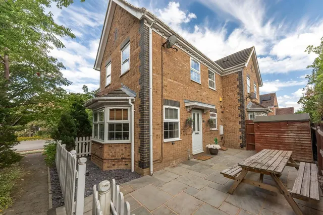 Avocet Way, Aylesbury, photo 1