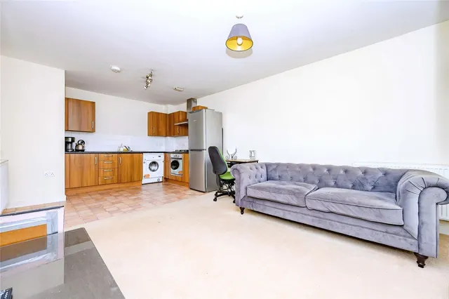 Daimler Drive, Dunstable, LU6, photo 3
