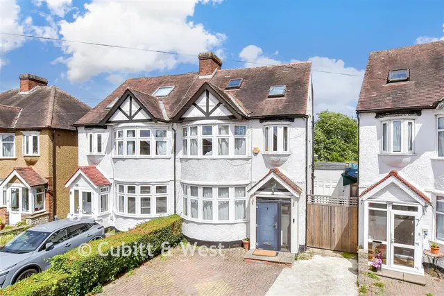 Springfield Avenue, London, SW20, photo 1