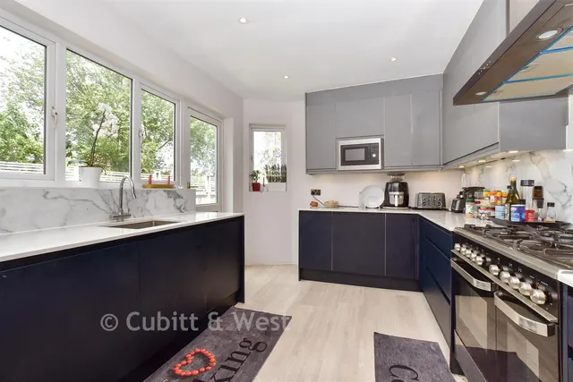 Springfield Avenue, London, SW20, photo 2