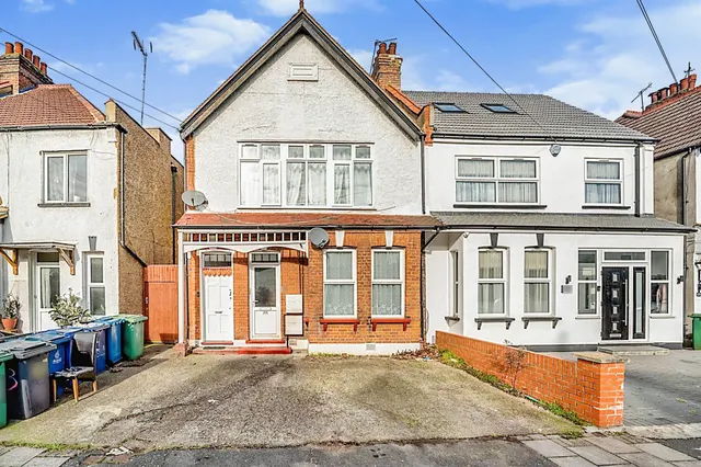 Welldon Crescent, Harrow, photo 1