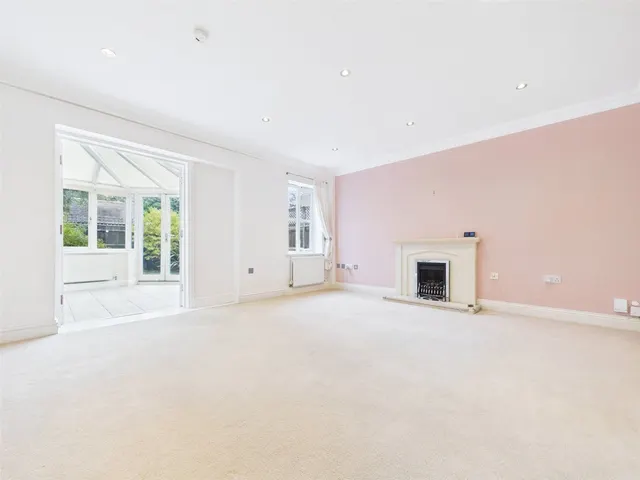 Percy Road, Hampton, TW12, photo 2