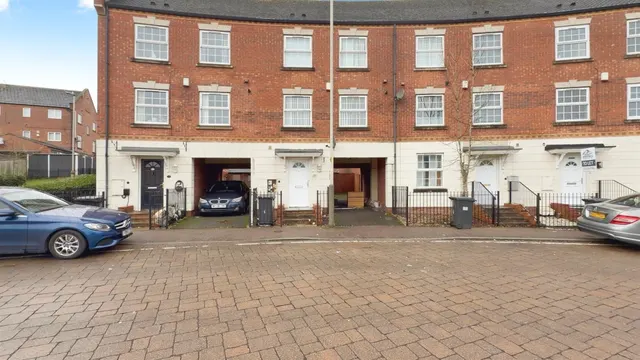 Hamilton Circle, Hamilton, Leicester, photo 1