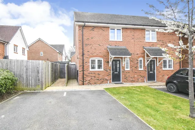 Unwin Close, Hook, Hampshire, RG27 9FL, photo 1