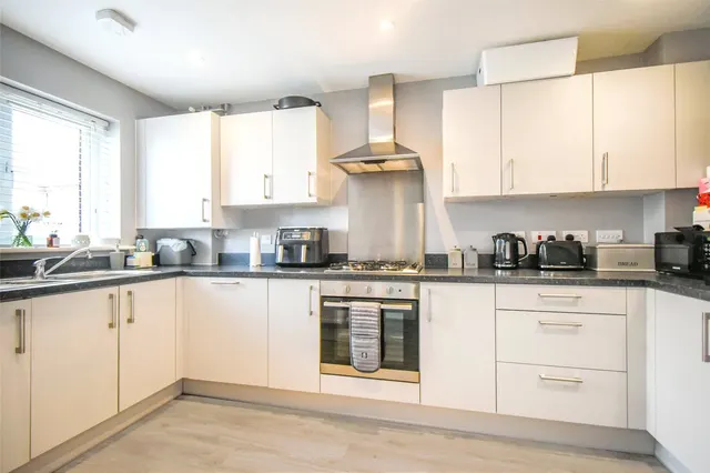 Photo 3 — Unwin Close, Hook, Hampshire, RG27 9FL