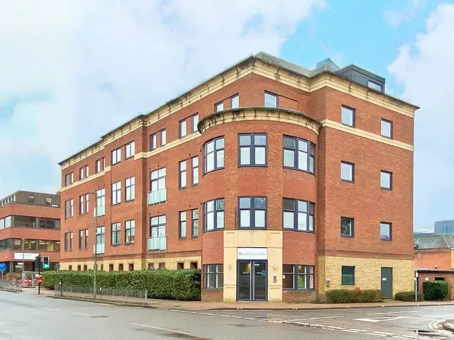 Knoll Road, Camberley, Surrey, GU15 3BP, photo 1
