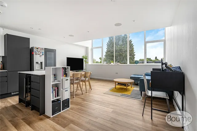 Chertsey Road, Woking, GU21, photo 1