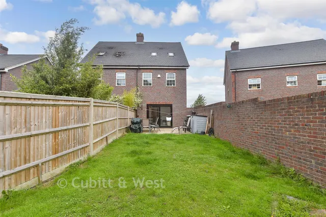 Somerley Drive, Forge Wood, RH10, photo 2