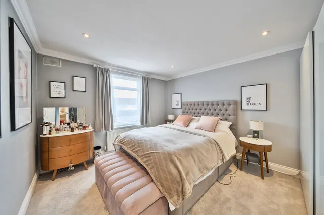 Photo 3 — Flat 2, 68 Greyhound Lane, London