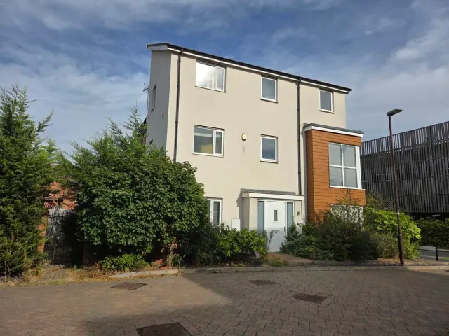 Knights Crescent, Bletchley, Milton Keynes, Buckinghamshire, MK2 2FJ, photo 1