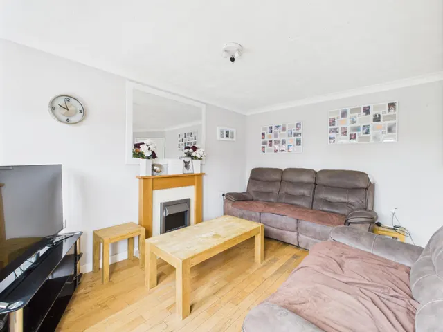 Photo 3 — Baynard Close, Basingstoke, RG21