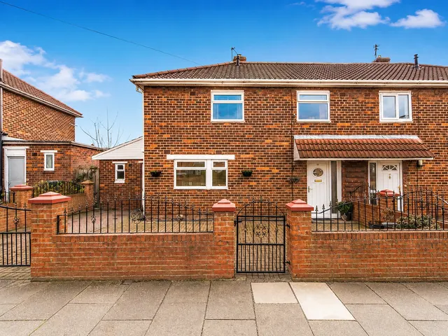3 bedroom house — Crossfell Road, Middlesbrough, TS3 7PF