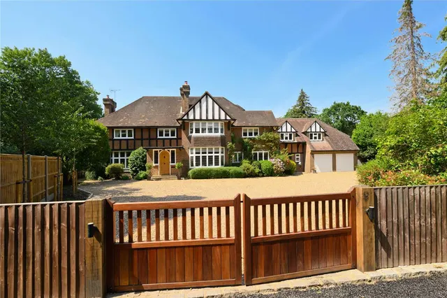Old Woking Road, West Byfleet, Surrey, KT14 6HU, photo 1