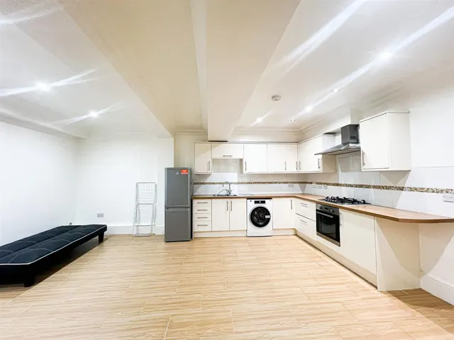 Flat 4, Upton Heights, London, 214 Upton Lane, E7 9NP, photo 1