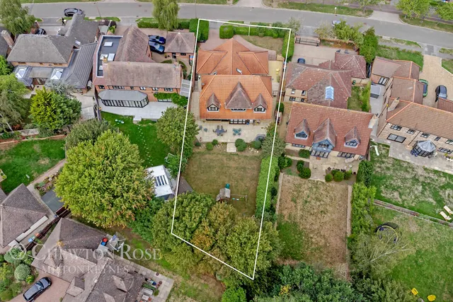 Redland Drive, Loughton, photo 2