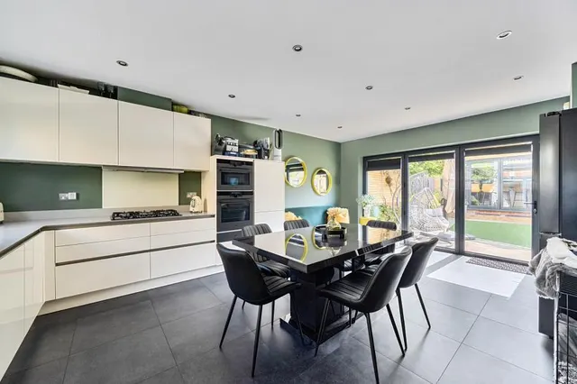 Florence Way, Knaphill, GU21, photo 1