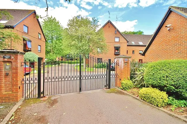 Moormede Crescent, Staines-upon-Thames, TW18, photo 1
