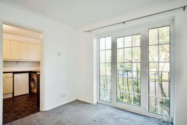 Photo 3 — Crofton Way, Enfield, EN2
