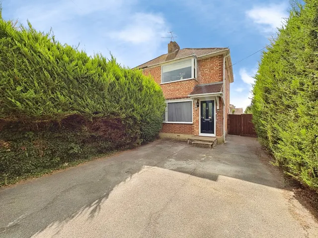 Carfax Avenue, Tongham, Surrey, GU10 1BD, photo 1