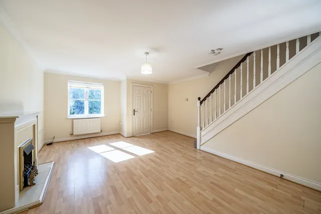 A Superb Three-Bedroom Home in a Prime Hillingdon Location, UB8, photo 2