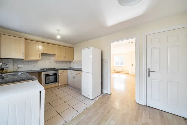 A Superb Three-Bedroom Home in a Prime Hillingdon Location, UB8, photo 3