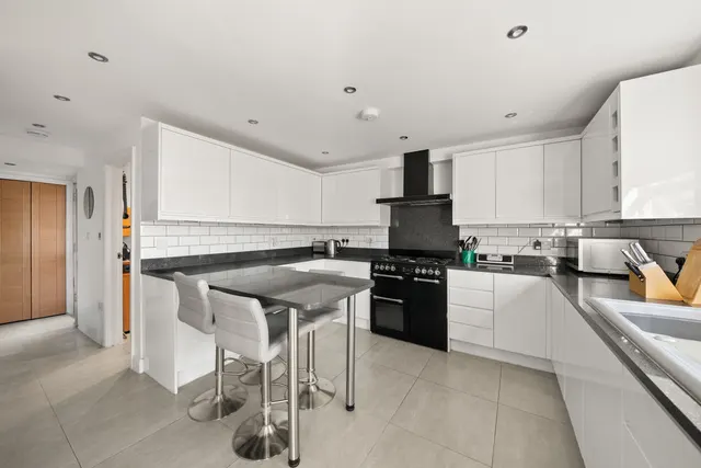 Lancaster Road, Northolt, UB5, photo 2