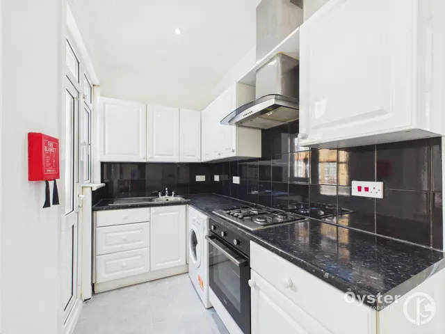 Bowes Road, London, N11, photo 2