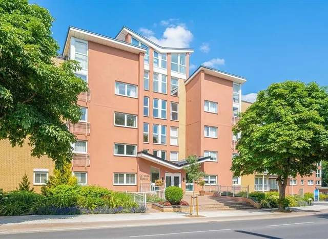 Twickenham Road, Teddington, TW11, photo 1
