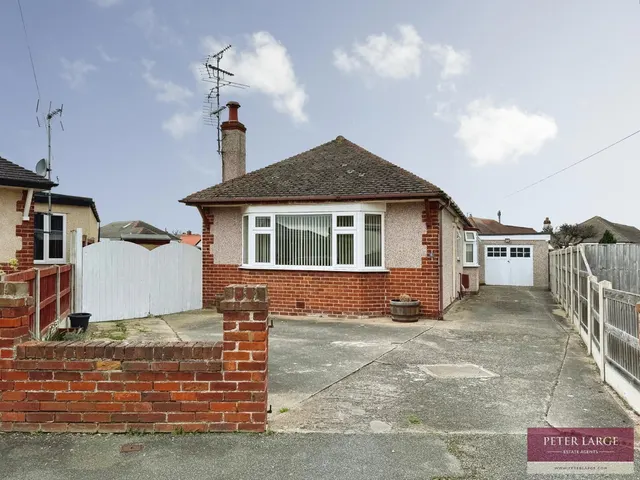 Doren Avenue, Rhyl, LL18 4LE, photo 1