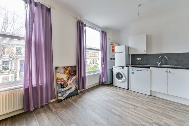 Photo 2 — Flat B, 57 Springdale Road, London