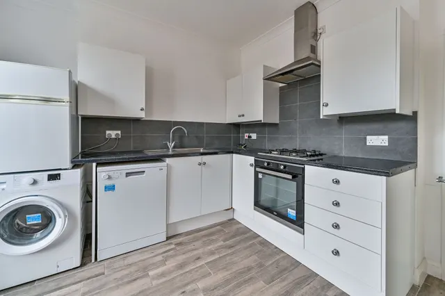 Photo 3 — Flat B, 57 Springdale Road, London