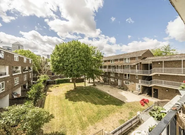 Gough Walk, Canary Wharf, E14, photo 1
