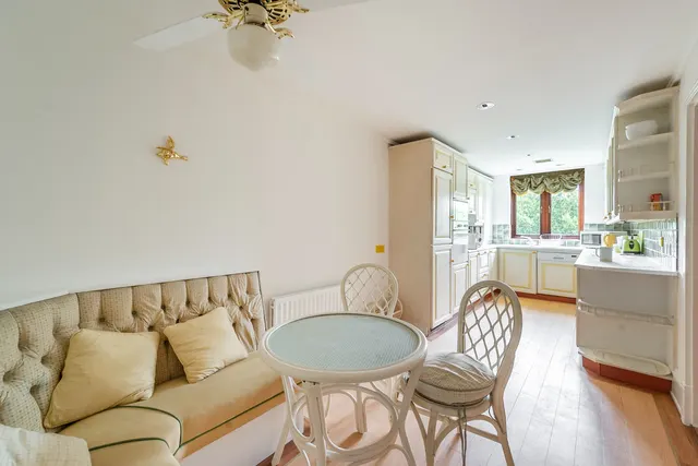 Photo 3 — 12 Chasewood Park, Harrow