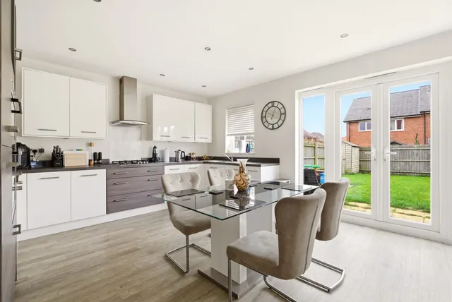 Mallard Crescent, Caddington, LU1, photo 2