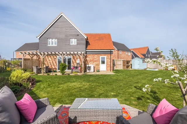 Modern Three Bedroom Detached Home in, photo 1