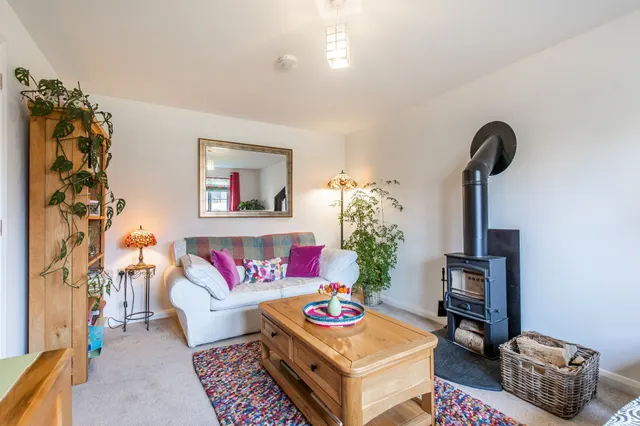 Modern Three Bedroom Detached Home in, photo 3
